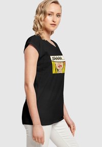 Merchcode SILENT SIGN COMIC EXTENDED SHOULDER  - T-shirts med print - black