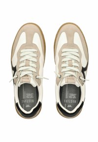 Sneaker beige e bianche in materiali scamosciati e in pelle, con punta rotonda, lacci piatti, accenti neri e suola in gomma color miele.