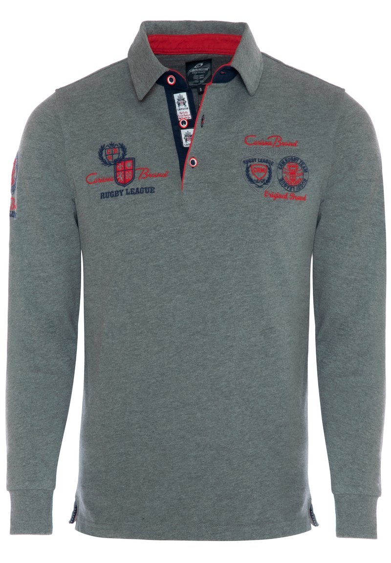Langærmet polo-shirt i grå bomuld med en rød og marineblå krave. Har broderede logoer og tekst samt to knapper ved halsen.