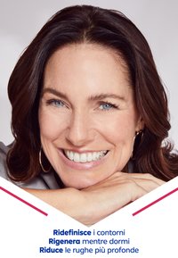 Primo piano di una donna con lunghi capelli castani, pelle chiara e un ampio sorriso; indossa orecchini a cerchio; il testo include i benefici del prodotto in italiano.