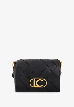 Čierna tkaná kožená kabelka so zlatým kováním. Má jedinečný pletený dizajn a výrazný detail loga na prednej strane. Kompaktný tvar.