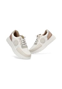Zapatillas blancas ligeras con acentos beiges, de cuero suave y materiales de malla, puntera redonda, diseño con cordones, que presentan un logo circular en el lateral.