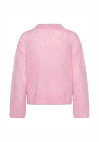 Pull en maille rose clair avec une finition texturée, présentant une longueur légèrement courte, des épaules tombantes, et un col et des poignets côtelés.