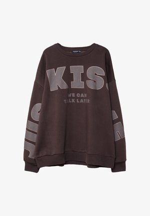 Mørkebrun sweatshirt med store grå bogstaver "KISS" på bryst og ærmer samt mindre tekst "WE CAN TALK LATER" under midten.