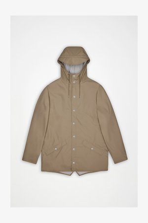 Veste de pluie imperméable beige avec capuche, boutons-pression, cordon de serrage au col et deux poches avant. Texture lisse et design léger.