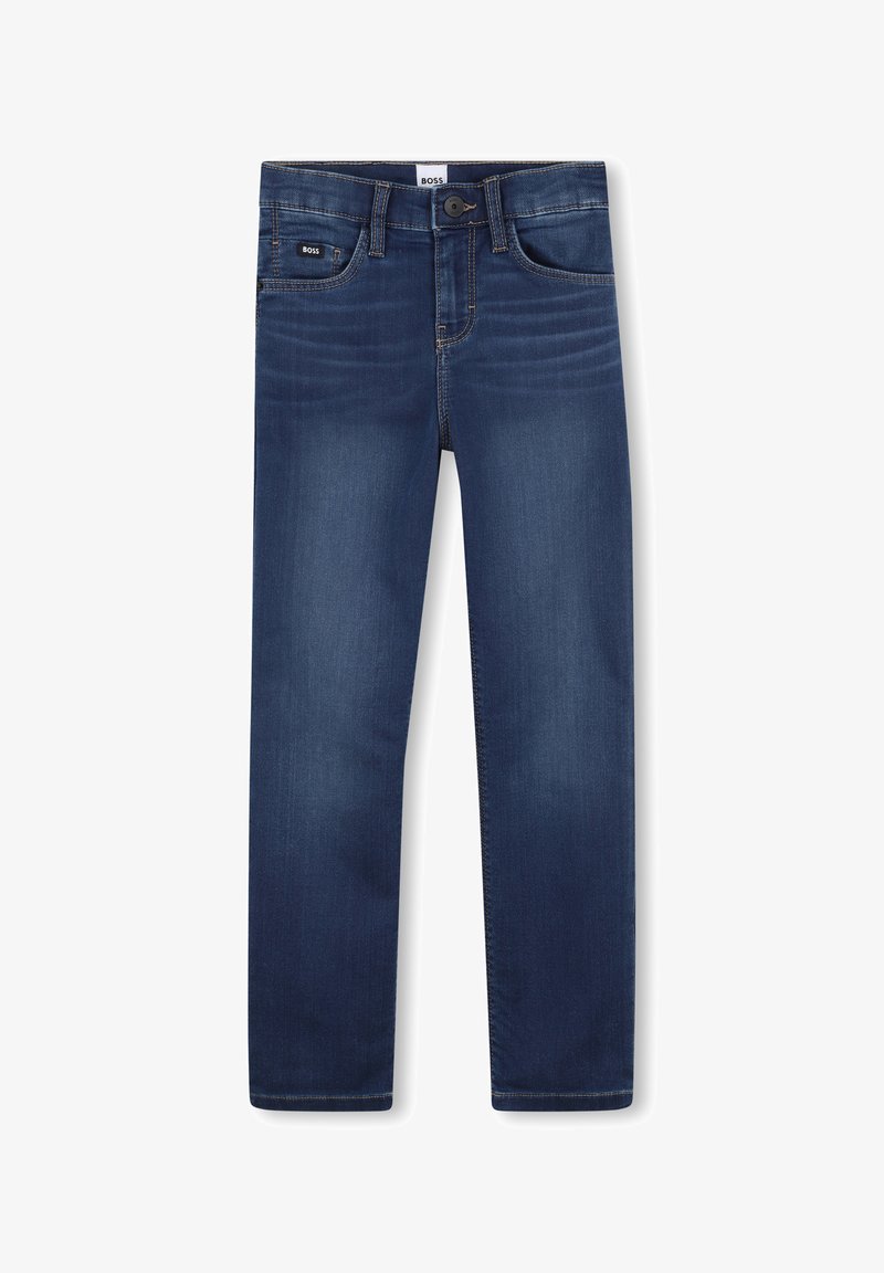 Jean en denim bleu foncé avec une coupe droite, cinq poches et des coutures contrastées. Étiquette logo sur la poche avant. Texture lisse.