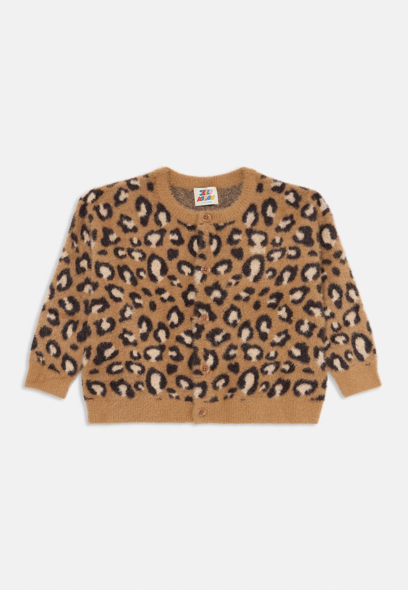Brauner Cardigan mit einem schwarzen und cremefarbenen Leopardenmuster, rundem Halsausschnitt, langen Ärmeln und fünf braunen Knöpfen auf der Vorderseite.