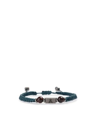 Pulsera trenzada ajustable de color verde azulado oscuro con dos cuentas oscuras y una placa de metal con un símbolo de calavera y huesos cruzados.