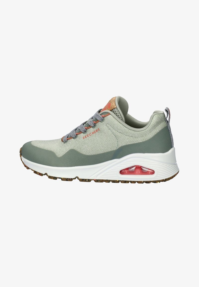 Baskets Skechers vert clair et gris avec une semelle blanche, un coussin d'air rouge visible, des lacets gris et une semelle extérieure en caoutchouc marron texturée.