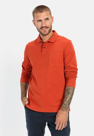 Lange mouw polo shirt in oranje katoen, met een kraag, een knoopsluiting met drie knopen en een borstzak van een textuurstof.