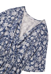 Abito navy con motivo floreale bianco, maniche corte, scollatura a V e dettagli arricciati in vita. Realizzato in tessuto leggero.