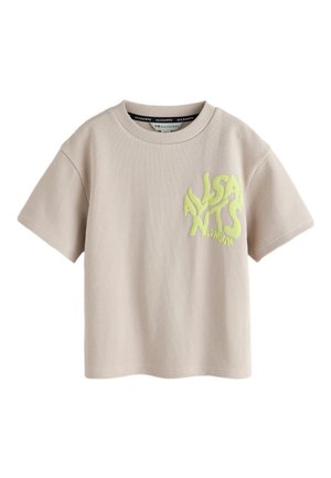 Beige kortemouwhoudend gestructureerd shirt met ronde hals en gele abstracte "ALLSAINTS LONDON" tekst op de linkerborst.
