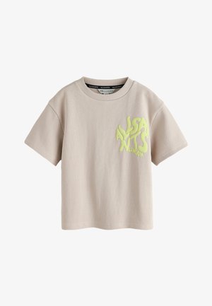 Beige kortemouwhoudend gestructureerd shirt met ronde hals en gele abstracte "ALLSAINTS LONDON" tekst op de linkerborst.