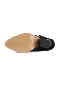 Vue de la semelle d'une botte noire à bout pointu avec une semelle beige lisse et un talon bloc, taille indiquée 37 sur la semelle.