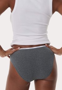 Graue Baumwoll-Unterhose mit weißem "BODY"-Bund; glatte Textur und Design mit voller Abdeckung, Rückansicht angezeigt.