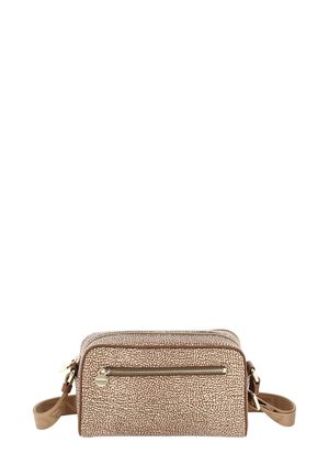 Borsa a tracolla in oro rosa con texture, dotata di scomparto principale con zip e tasca frontale, caratterizzata da una tracolla rimovibile e dettagli in metallo color oro.