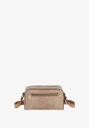 Borsa a tracolla in oro rosa con texture, dotata di scomparto principale con zip e tasca frontale, caratterizzata da una tracolla rimovibile e dettagli in metallo color oro.