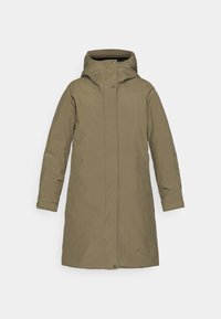 Giacca parka verde oliva con cappuccio, maniche lunghe, chiusura con bottoni a pressione e tasca sul petto. Tessuto liscio con una leggera imbottitura.