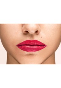 Rouge à lèvres fuchsia audacieux et mat appliqué uniformément sur des lèvres pulpeuses, avec une texture lisse et des détails précis, sur fond neutre.