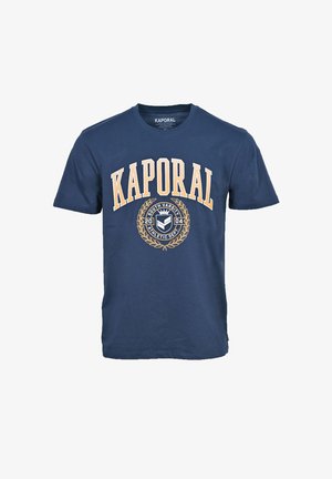 Camiseta de algodón azul marino con un gran logo y emblema en beige "KAPORAL" y gráficos de laureles, de manga corta y con cuello redondo.