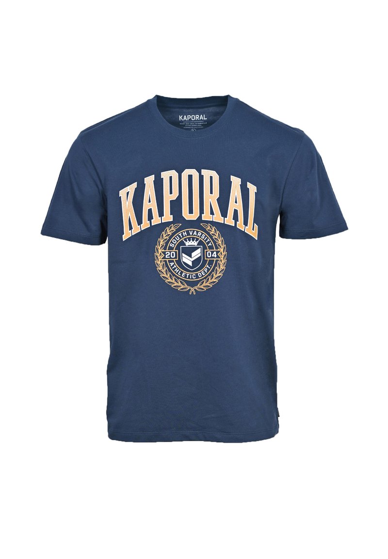 Camiseta de algodón azul marino con un gran logo y emblema en beige "KAPORAL" y gráficos de laureles, de manga corta y con cuello redondo.