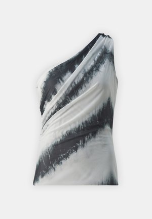 Asymmetrisk topp med én skulder i et svart-hvitt tie-dye mønster, laget av glatt stoff med drapert detaljering og myk tekstur.