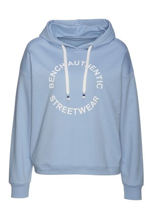 Sweat à capuche bleu clair avec cordons blancs et texte circulaire blanc indiquant "Bench Authentic Streetwear" sur le devant.