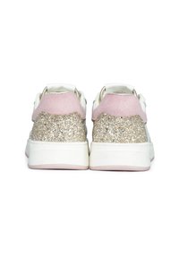 Sneaker bianche con un tacco dorato glitterato, dettagli rosa morbido sul retro e un materiale superiore texturizzato per un tocco in più.