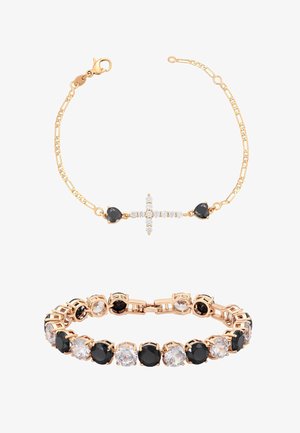 Złota bransoletka z diamentowym krzyżykiem i czarnymi kamieniami w kształcie serca, zestawiona ze złotą bransoletką ogniwkową z naprzemiennymi czarnymi i przezroczystymi okrągłymi kamieniami.