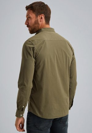Chemise à manches longues vert olive avec un col classique, des poignets boutonnés et un tissu lisse et léger. Vue arrière montrant un ourlet arrondi.