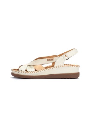 Sandale slingback en cuir de couleur crème et marron clair, dotée d'une texture tressée, d'un design ouvert à l'avant et d'une semelle rembourrée pour le confort.