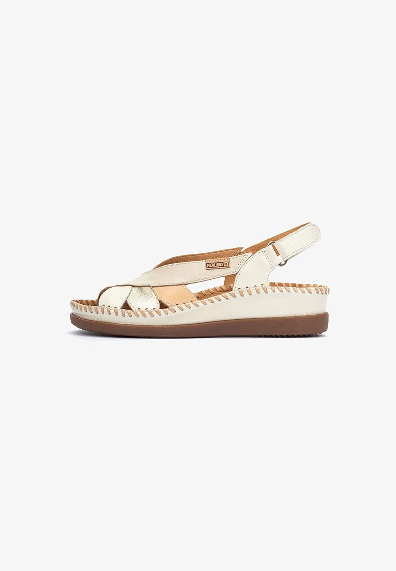 Sandalia de tiras de cuero en crema y marrón claro, con textura trenzada, diseño abierto en la puntera y suela acolchada para mayor comodidad.