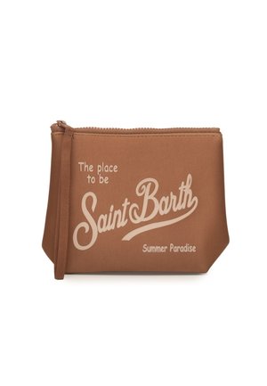 Pochette marron zippée avec bracelet pour poignet avec le texte « The place to be Saint Barth Summer Paradise » en police beige clair.