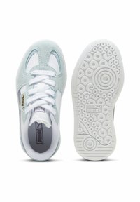 Jasnoniebieskie zamszowe sneakersy z białą siateczką i białymi sznurówkami, z wytłoczonymi detalami. Posiadają gumową podeszwę z okrągłymi wzorami oraz logiem marki.