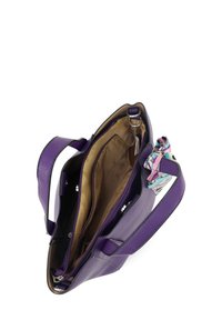 Paars handtas met textuur en een ritsluiting, voorzien van een beige voering, interne compartimenten en een kleurrijke sjaal als accent.