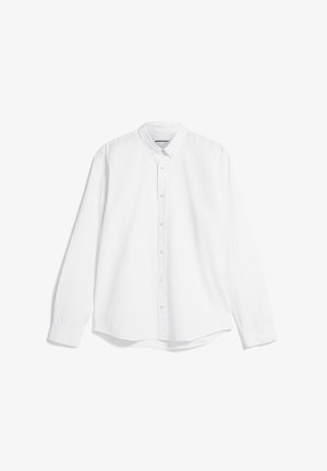 Chemise blanche à manches longues avec un col classique et un tissu texturé visiblement doux. Présente un ourlet droit et des manches avec poignets boutonnés.