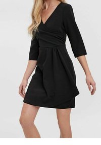 Schwarzes Wickelkleid mit dreiviertel Ärmeln, V-Ausschnitt, geraffter Taille und fließendem Rock. Glattes Gewebe mit leichtem Glanz.