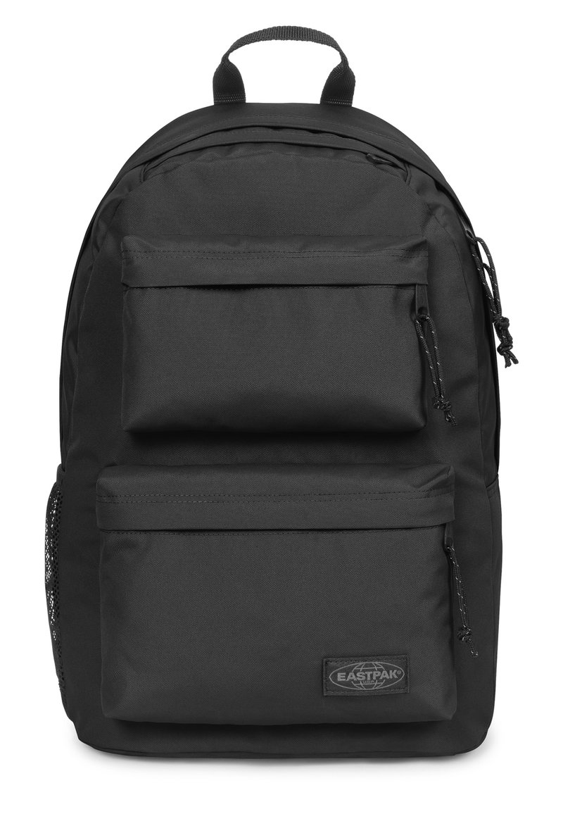 Czarny plecak z trwałego materiału, wyposażony w dwie przednie kieszenie na suwak, górny uchwyt oraz boczną siateczkową kieszeń na butelki. Prosty, funkcjonalny design.