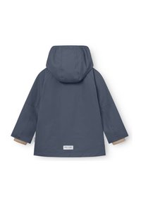 Vattentålig barnjacka i mörkgrått, med huva, elastiska muddar och beige detaljer vid ärmöppningarna. Etikett med varumärkesnamn synlig.