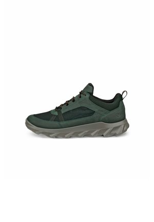 Zapatos de senderismo verdes que presentan una combinación de ante texturizado y malla, con una suela de goma gruesa y cordones marrones para un ajuste seguro.
