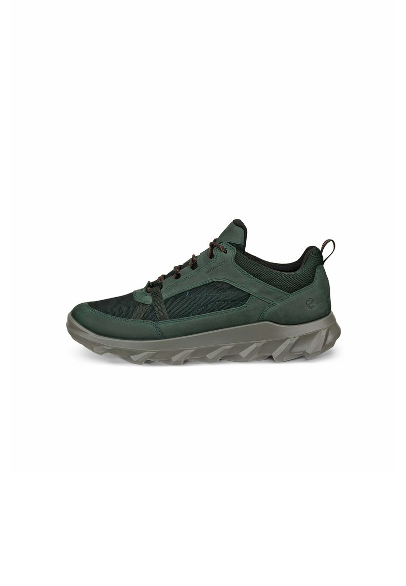 Scarpe da trekking verdi realizzate con una combinazione di suede texturizzato e rete, dotate di una suola in gomma spessa e lacci marroni per una chiusura sicura.