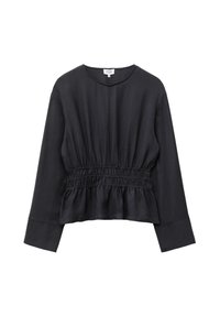 Blouse noire à manches longues avec encolure ronde, taille élastique froncée et ourlet légèrement évasé sur fond blanc.