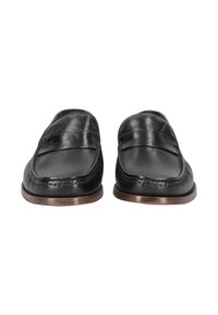 Schwarze Leder Slipper mit glatter Oberfläche, abgerundeter Spitze und einem Holzakzent in der Sohle. Sie verfügen über feine Nähte und ein einfaches Anzieh-Design.