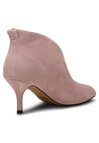 Bottine en daim rose avec un bout pointu, un talon effilé et un design sans coutures. La texture est lisse avec des détails de couture subtils.