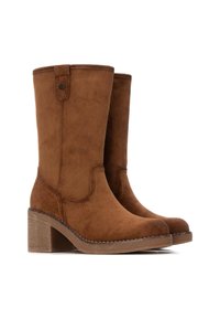 Stivaletti in suede marrone con tacco a blocco, punta rotonda, dettagli cuciti e un bottone decorativo sul lato superiore dell'asse.