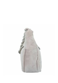 Borsa beige in ecopelle scamosciata con una forma strutturata, caratterizzata da una tracolla in catena argentata e delicati dettagli di cucitura lungo i bordi.