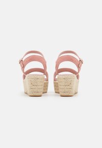 Rosa mocka kilklackssandaler med två ankelremmar och en vävd jutesula. Har en texturerad yta och metalldetalj med spänne.