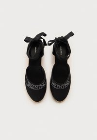 Juodos drobės espadrilės su kulkšnies raišteliais, su spausdintu "VALENTINO" logotipu priekyje, minkšta tekstūra ir pintomis jute padais.