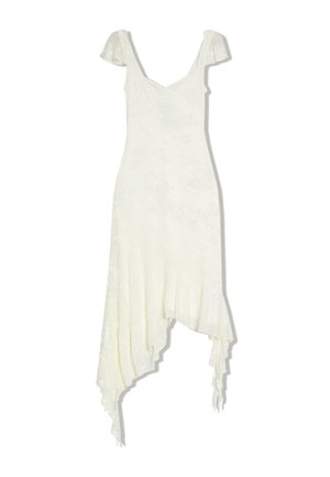 Krémovo-biele kvetinové čipkované šaty s preklápacími rukávmi, výstrihom do V, priliehavým živôtikom a asymetrickým volánovým lemom.