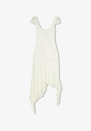 Šaty z květinové krajky smetanové barvy s plátkovými rukávy, výstřihem do V, přiléhavým živůtkem a asymetrickým volánovým lemem.